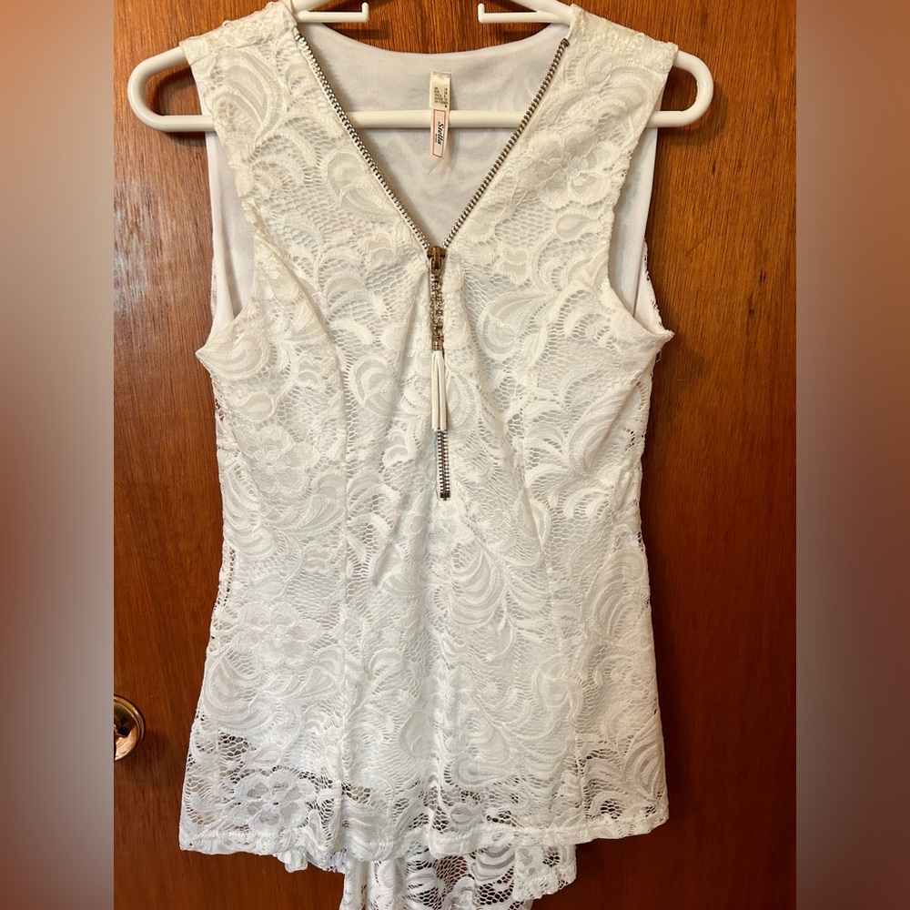 Stella White Lace Peplum Sleeveless Top – Size M (US 6)